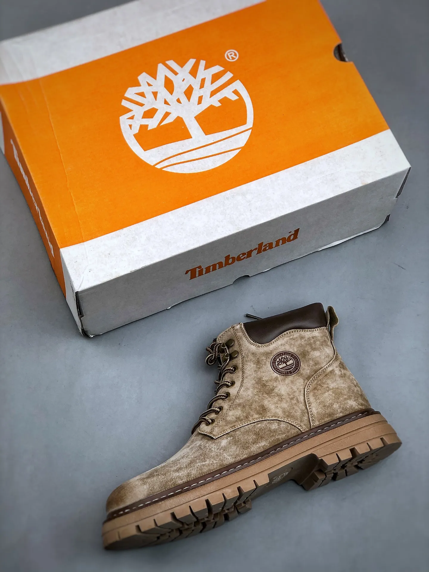 Local pick-up 💰560 supports store release. New goods 🚀 #Timberland Timberland/Timberland outdoor high-top casual rhubarb boots series #Guangdong Dachang quality, original box and original packaging, fashionable and trendy matching. The fabric is made of Italian 🇮🇹 top-grade frosted fine-grained cowhide. It is matched with anti-odor and anti-corrosion genuine leather latex insoles. The outsole and hardware are all made from OEM raw materials. It is the same as the original Goodyear and will never be glued. Good products do not kill pigs. Exclusively launched on the whole network. The quality is unquestionable. The whole set of official website unified packaging gives you a perfect wearing experience. The quality is exquisite and durable. A must-have for sportsmen. Specially designed to treat those who are not handsome. High-quality and first-class foot feel. Special for cold protection and outdoor use this winter. Casual matching for daily use. Size: 38 39 40 41 42 43 44 (leather shoe size)